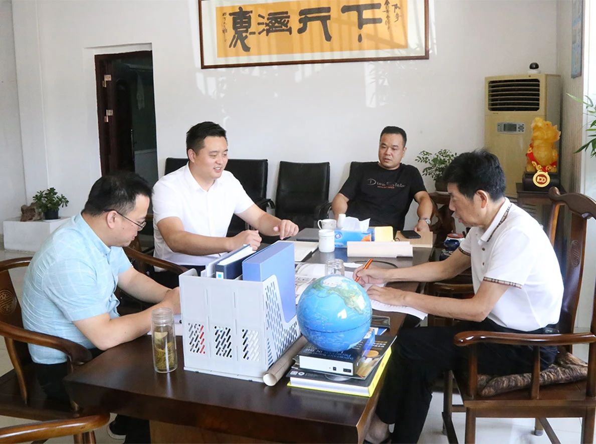 Xu Yang, zástupce ředitele úřadu pro podporu investic v zóně ekonomického rozvoje Jiangsu Siyang, navštívil Zhejiang Meige Machinery za účelem výzkumu a kontroly